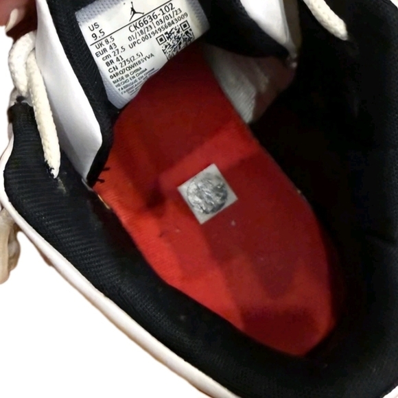 Air Jordan Max Aura 2 White / Black Men's Sneakers Size 9.5 (EUC) - Picture 8 of 9